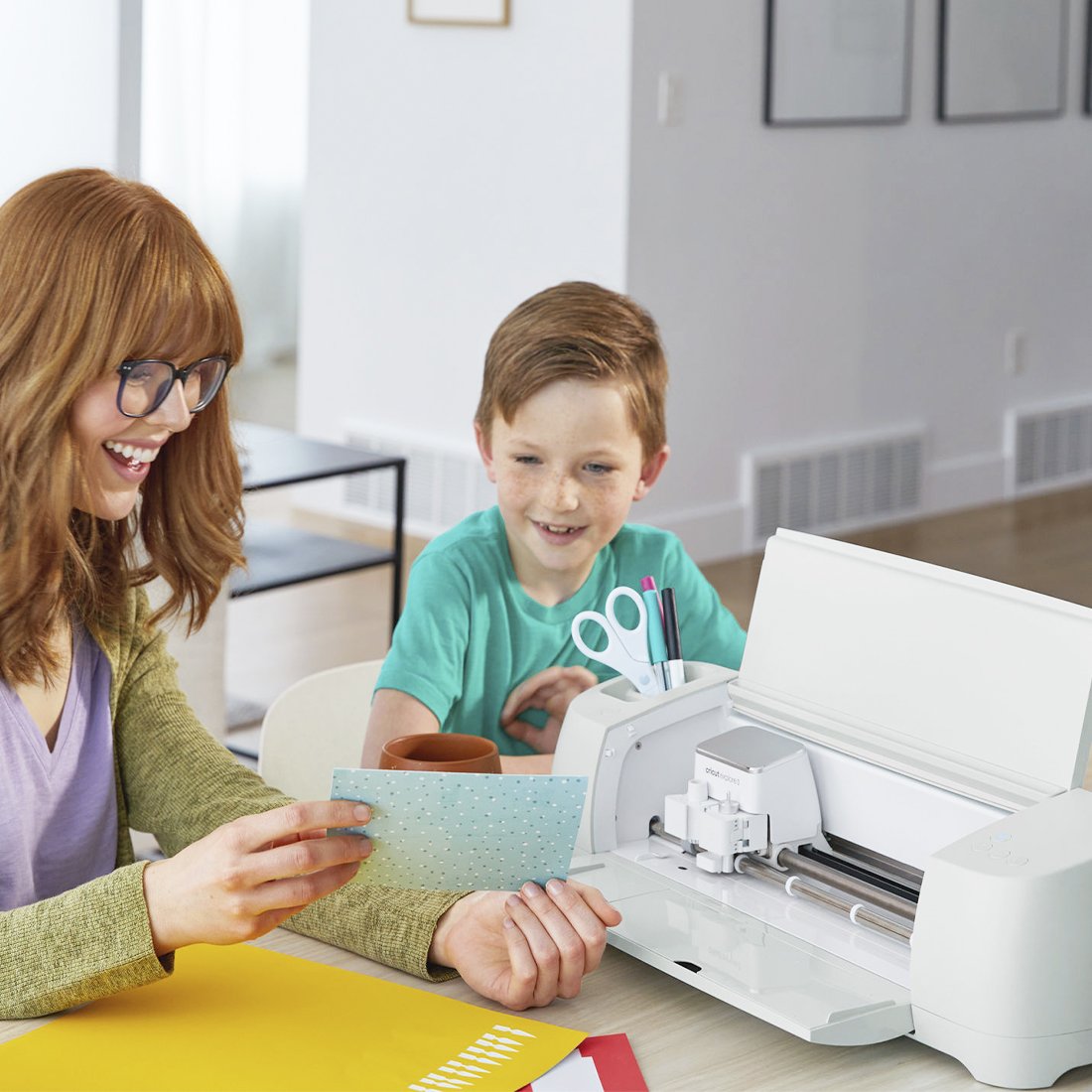 Cricut Explore en uso para crear un proyecto en familia
