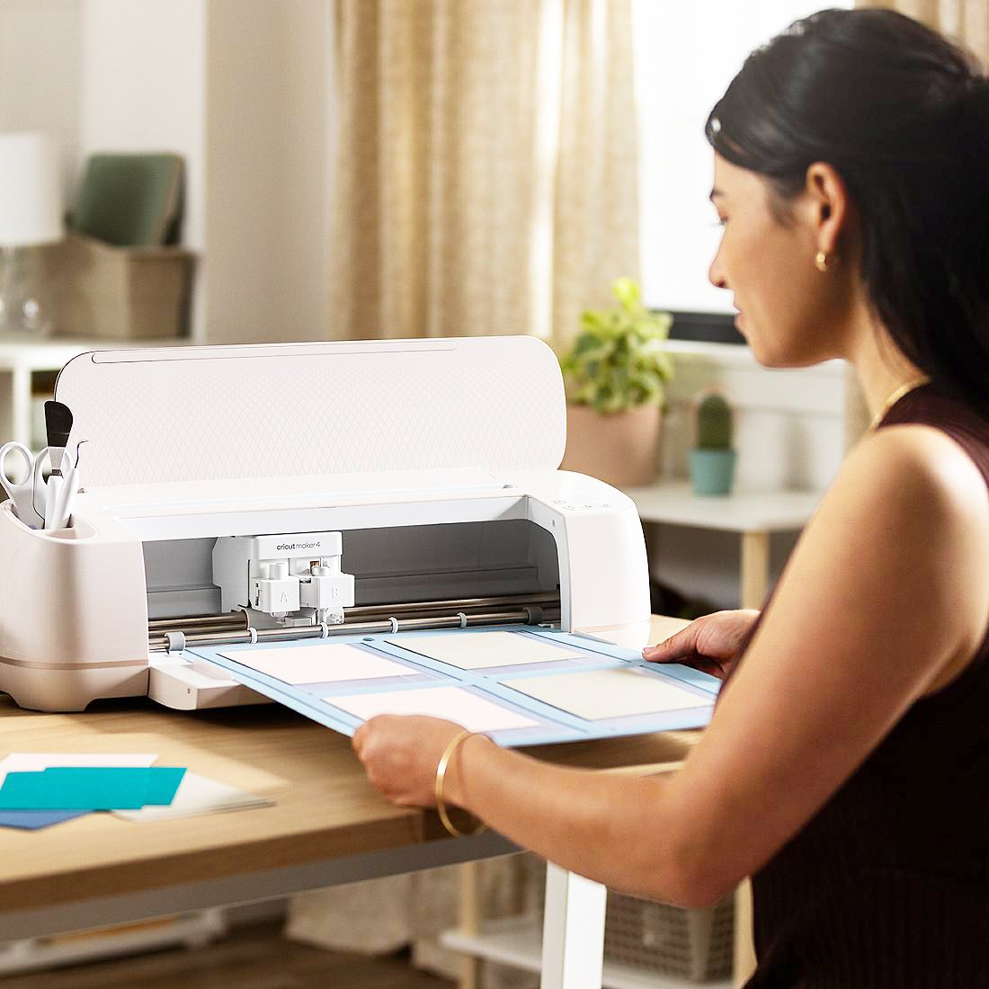 Cricut Maker en uso para realizar proyectos de papel